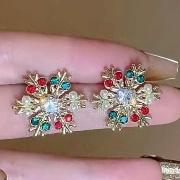 🌼 Snowflake Stud Earrings Embellished With Shiny Red and Green Crystal and Pearl - Picture 3 of 4